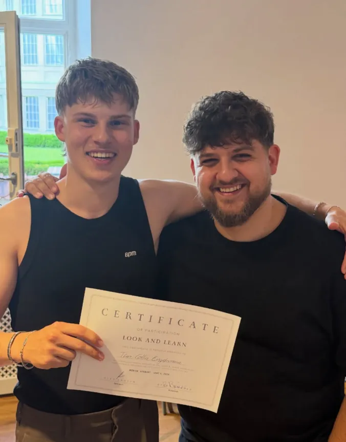 Timco mit dem Zertifikat einer Look-and-Learn Session in London