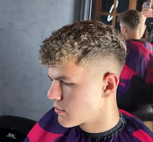 Curly Crop mit sauberem Fade