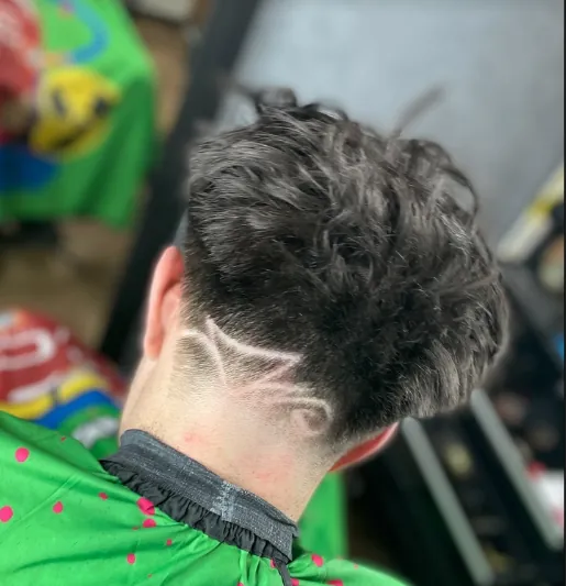 Freihand Hair Design im Nacken