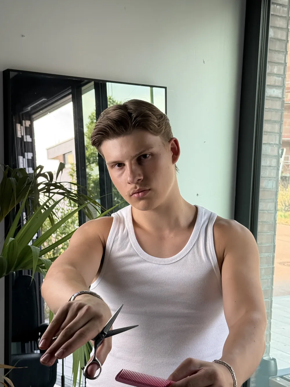 Timco mit Schere und Kamm im Studio